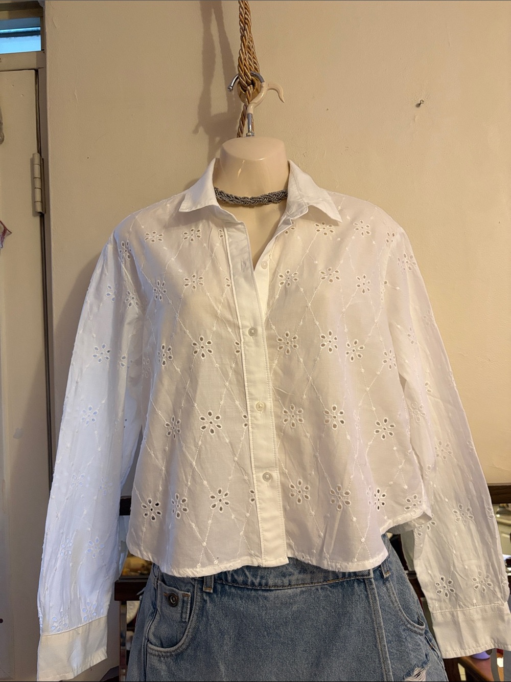 Old Navy White Eyelet Cropped Button-Down Shirt. Cotton